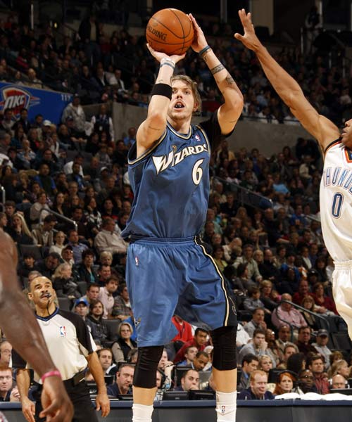 英超首轮最佳球员候选：埃基蒂克、赖因德斯、拉亚在列